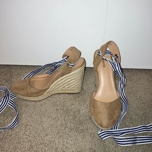 Tan suede cork wedges w/ changeable laces
